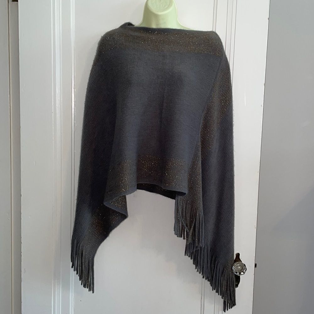 Nwot 2‎ Chic gray acrylic sweater with metallic gold thread